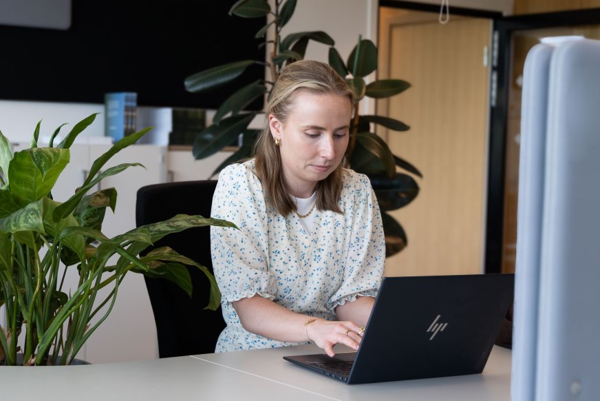 Var fjärde kvinna fryser på jobbet, visar en undersökning från GK.