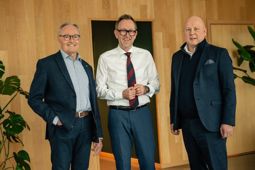 Bild av ägare och avgående styrelseordförande John-Erik Karlsen, koncernchef Kim Robert Lisø och tillträdande styrelseordförande Sturla Magnus
