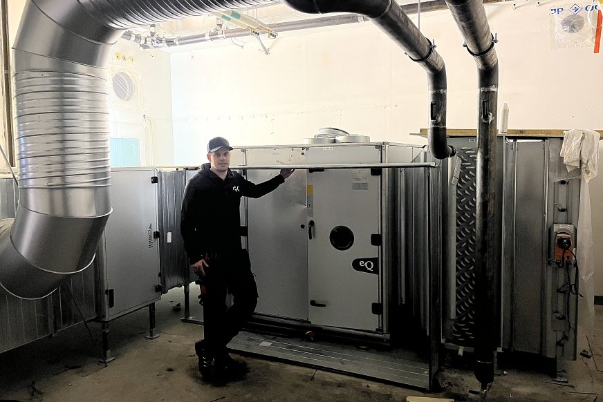 Man i svarta kläder står i ett fläktrum.