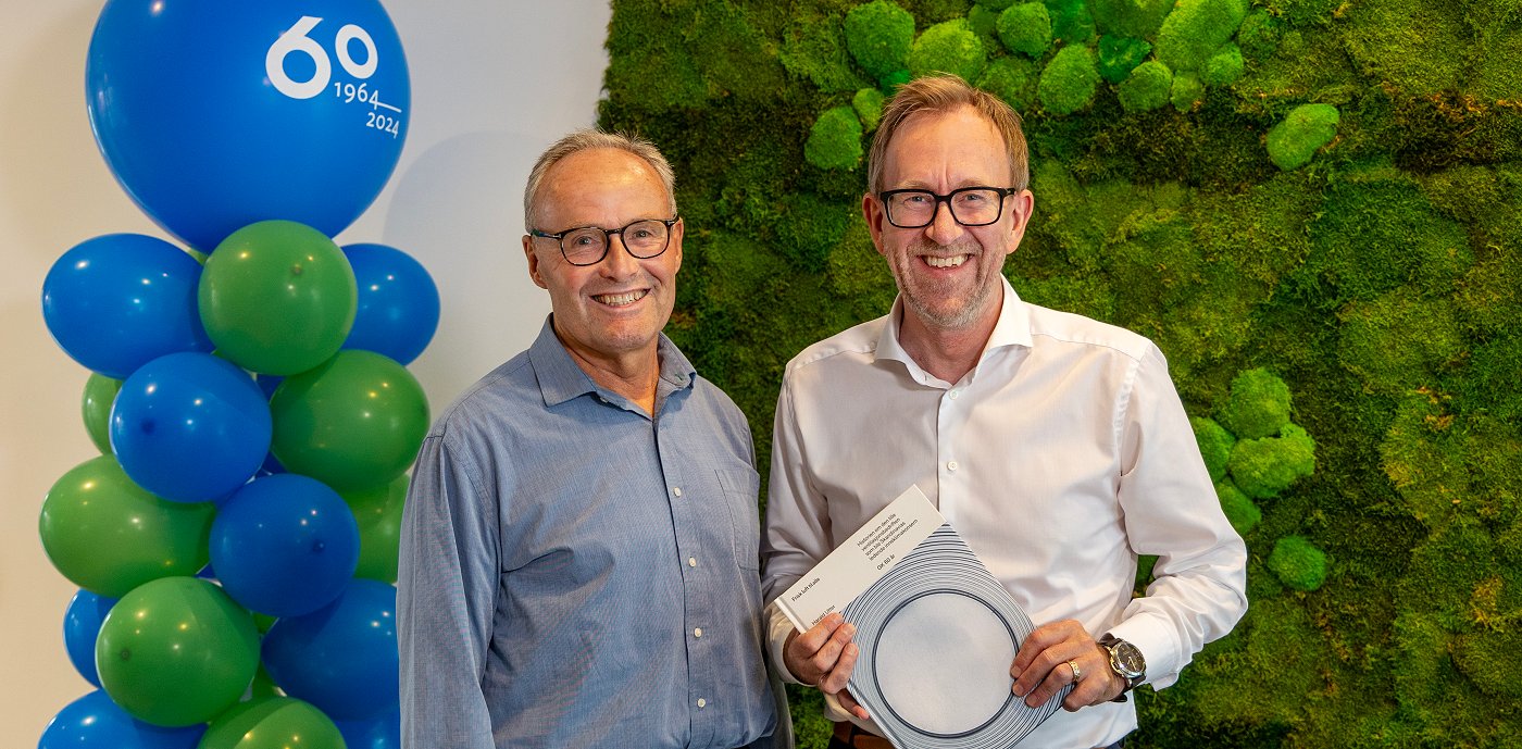 Styrelsesordförande och ägare, John-Erik Karlsen och koncernchef Kim Robert Lisø med jubileumsboken utgiven i samband med GK:s 60-årsjubileum