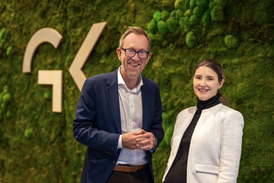 Bilde av Kim Robert Lisø, koncernchef och Karina Nilsen, hållbarhetsdirektör på i GK - foran mosevegg