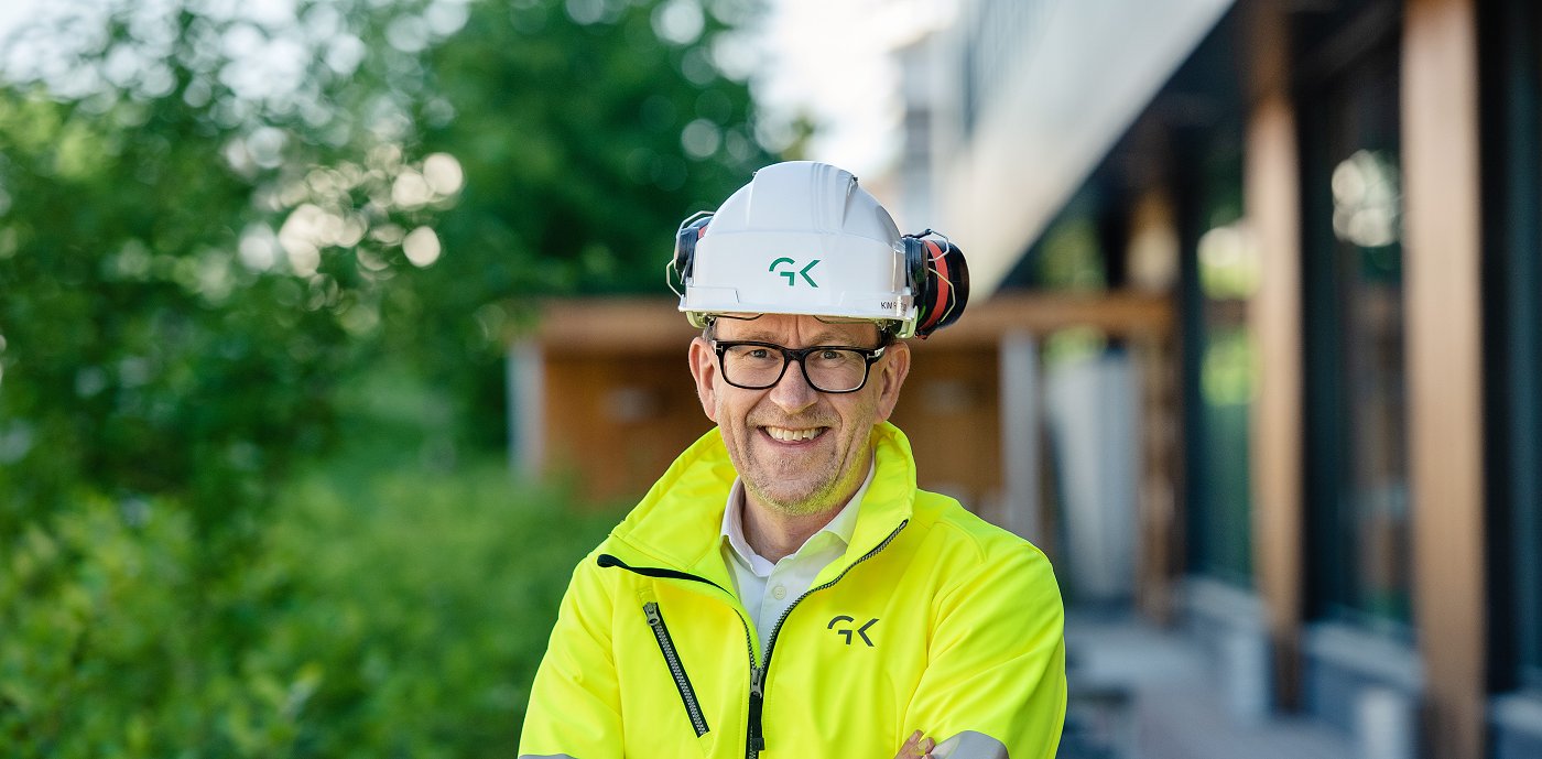 Bilde av Kim Robert Lisø, koncernchef i GK, utanfor Miljøhuset Ryen i arbeidstøy och hjelm. Bilde av Kim Robert Lisø, koncernchef i GK, utanfor Miljøhuset Ryen i arbeidstøy och hjelm.