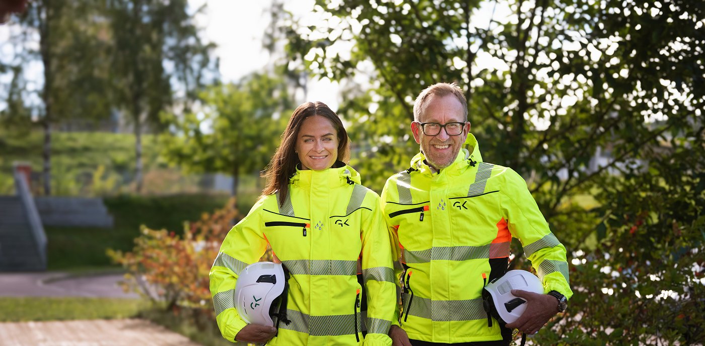 Bild på Martine Drevvatne, HSE-direktör, och Kim Robert Lisø, koncernchef på GK, med arbetskläder och en skyddshjälm i handen. Bild på Martine Drevvatne, HSE-direktör, och Kim Robert Lisø, koncernchef på GK, med arbetskläder och en skyddshjälm i handen.