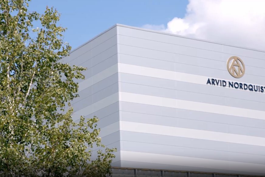 Vit byggnad och träd