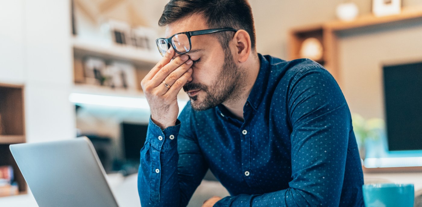Man med glasögon vid skrivbord