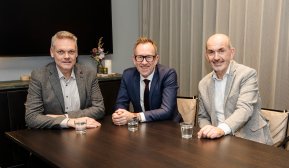 Carsten Sørensen, adm.dir. i Caverion Danmark, Kim Robert Lisø, konsernsjef i GK og Lars Sjørring, regionsdirektør eksisterende bygg i GK Danmark