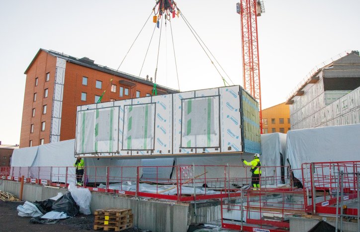 Tremodul lyfts på plats