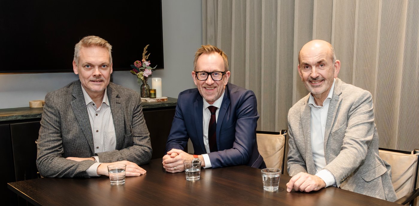 Carsten Sørensen, adm.dir. i Caverion Danmark, Kim Robert Lisø, konsernsjef i GK og Lars Sjørring, regionsdirektør eksisterende bygg i GK Danmark