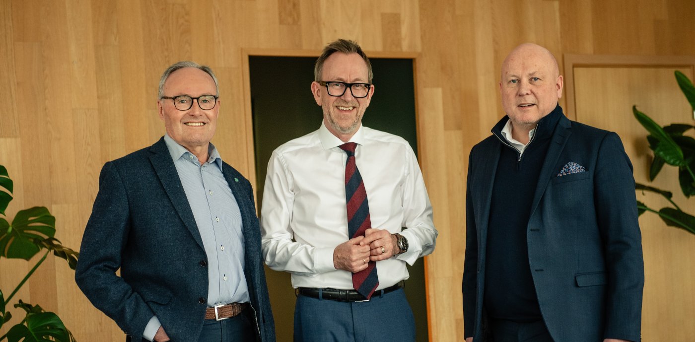 Bild av ägare och avgående styrelseordförande John-Erik Karlsen, koncernchef Kim Robert Lisø och tillträdande styrelseordförande Sturla Magnus