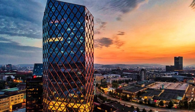 Kineum är en upplevelse som, utöver Jacy’z Hotell och kontor, också rymmer restauranger, spa och en konsertscen med plats för 350 personer i publiken. 