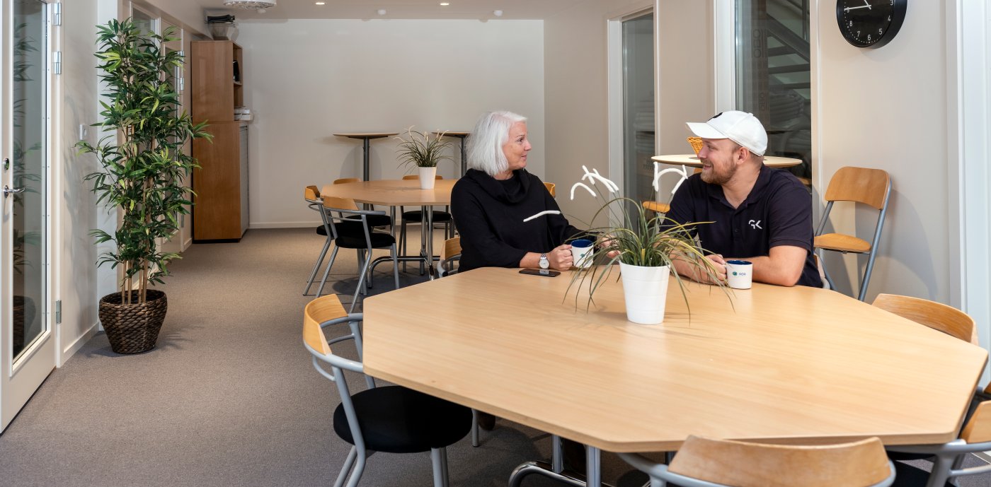 Marie Nilsson och Philip Karlsson i fikarummet på Ystadkontoret.