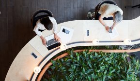 Kvinnor behöver en högre temperatur än män på jobbet, visar studien "Battle for the thermostat: Gender and the effect of temperature on cognitive performance". 