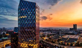 Kineum är en upplevelse som, utöver Jacy’z Hotell och kontor, också rymmer restauranger, spa och en konsertscen med plats för 350 personer i publiken. 