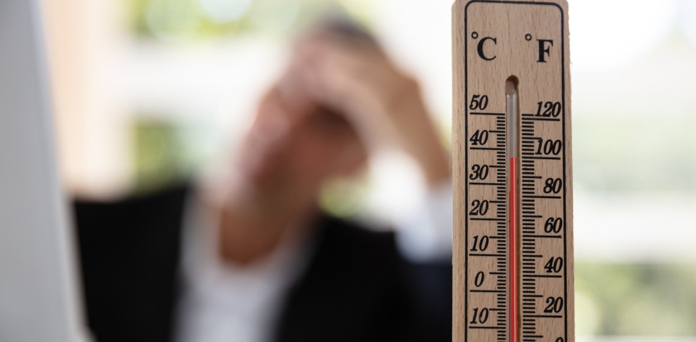 Temperaturmätare man i bakgrunden