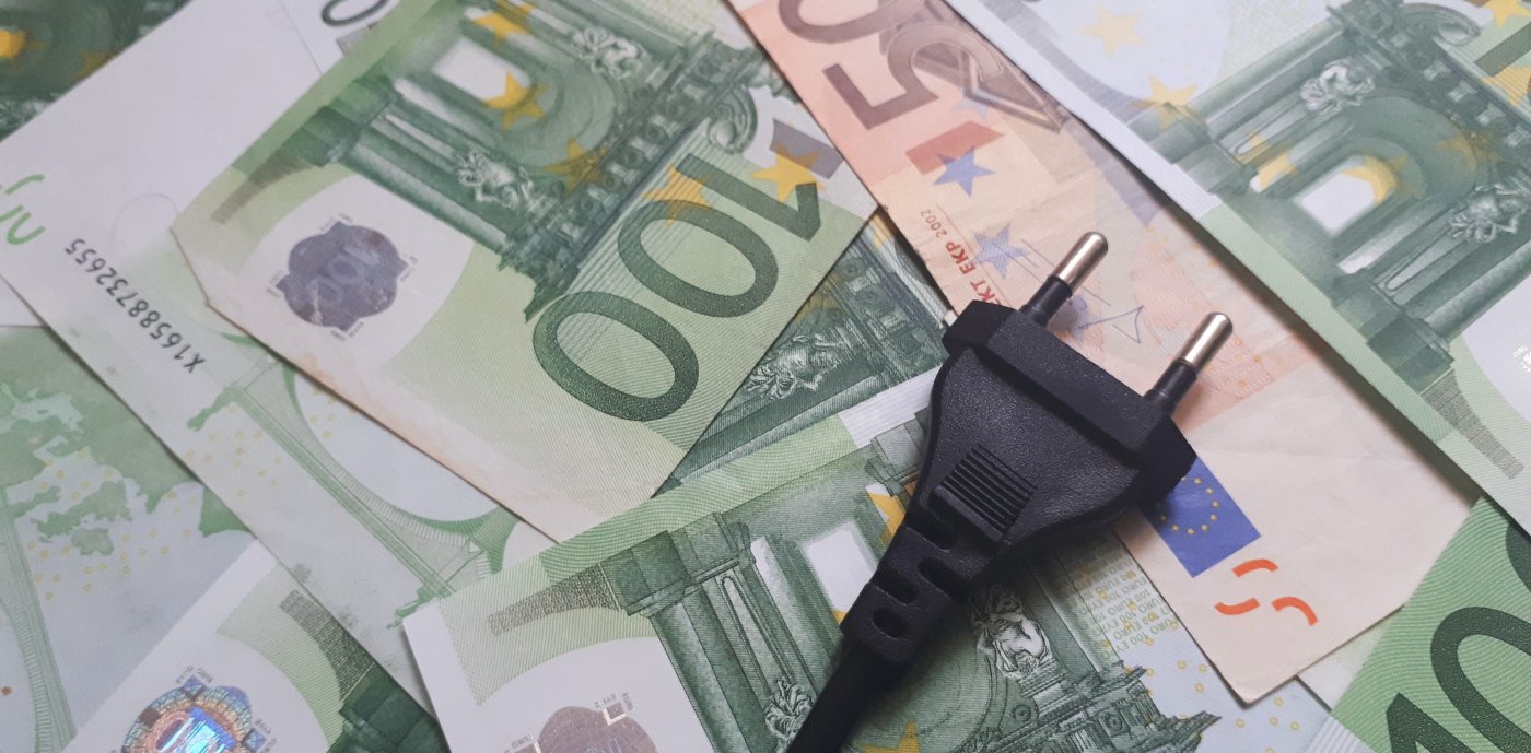 Med dagens höga elpriser är det ekonomiska smart att titta på hur ni kan sänka er energiförbrukning.