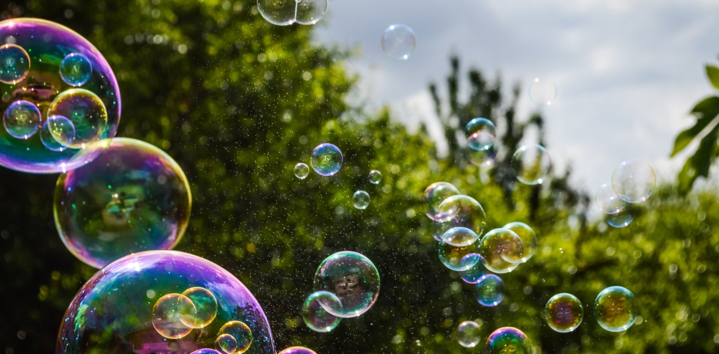 Experiment med såpbubblor visar hur smittor kan spridas.