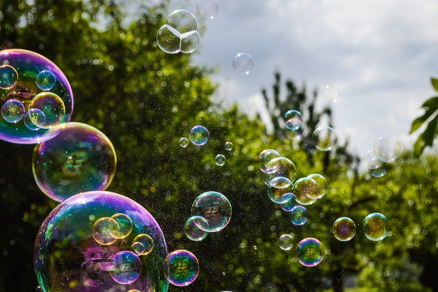 Experiment med såpbubblor visar hur smittor kan spridas.