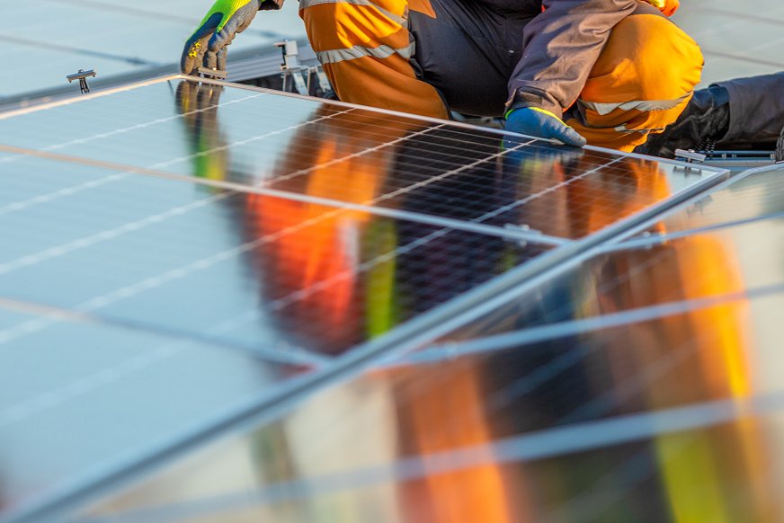GK har hjälpt Ystad kommun att installera solceller för att få ner de höga elpriserna och bli mer hållbara.