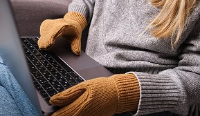 Kvinnor fryser oftare och mer på jobbet än män, visar flera undersökningar.  Kvinnor fryser oftare och mer på jobbet än män, visar flera undersökningar.