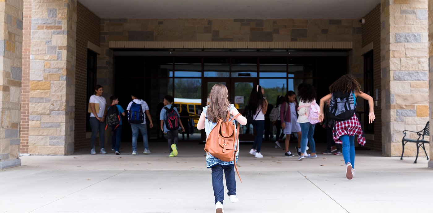 Skolor tycks ha fler utrymmen med förhöjda radonvärden än kontor och industrier. Skolor tycks ha fler utrymmen med förhöjda radonvärden än kontor och industrier.
