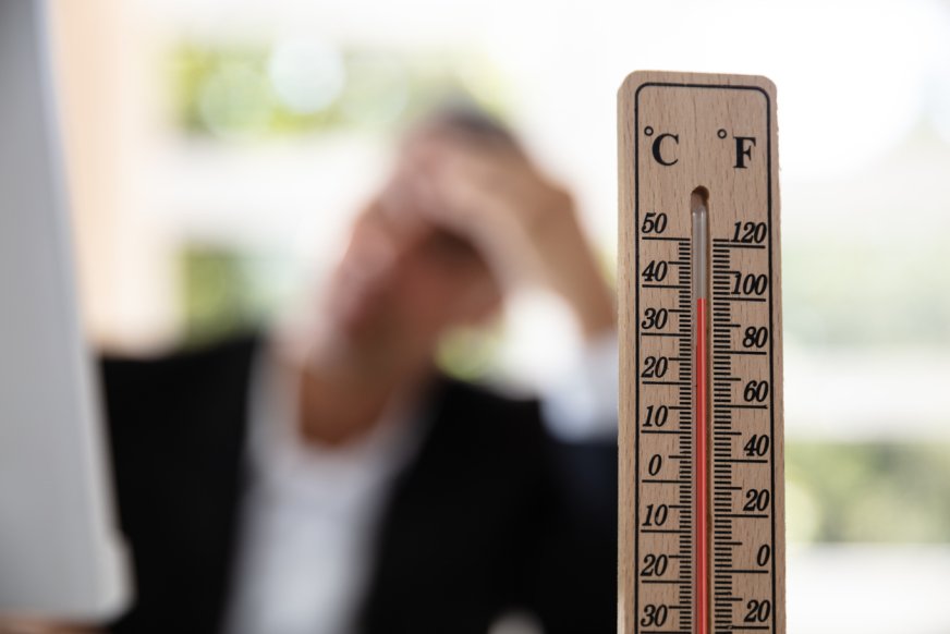 Temperaturmätare man i bakgrunden