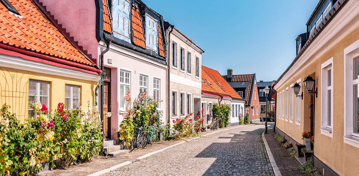 GK har under flera år genomfört energieffektiviseringar i Ystad kommun. Det har lett till att koldioxidutsläppen minskat med 98 procent. GK har under flera år genomfört energieffektiviseringar i Ystad kommun. Det har lett till att koldioxidutsläppen minskat med 98 procent.