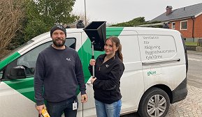 Peter Autio, tekniker på GK Sverige med styvdottern Eila Backman. Peter Autio, tekniker på GK Sverige med styvdottern Eila Backman.