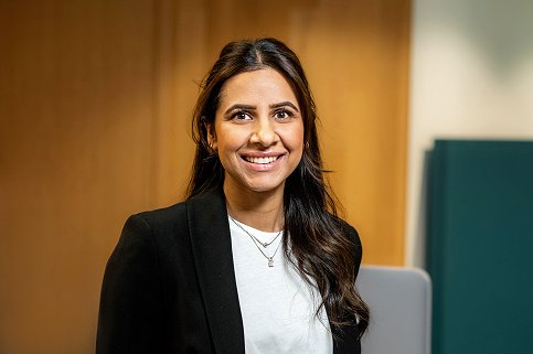 Porträttbild av Grewal Bajwa, koncerndirektör HR och HMS. Porträttbild av Grewal Bajwa, koncerndirektör HR och HMS.