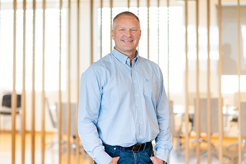 Porträttbild av Ronny Lindås, koncernchef för IT och digitalisering på GK, tagen inomhus framför en ribbvägg. Porträttbild av Ronny Lindås, koncernchef för IT och digitalisering på GK, tagen inomhus framför en ribbvägg.