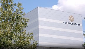 Vit byggnad och träd Vit byggnad och träd