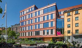 Ersta sjukhus i Stockholm har blivit både uppskattat av patienter och vunnit det prestigefyllda priset ”Årets Stockholmsbyggnad”. Ersta sjukhus i Stockholm har blivit både uppskattat av patienter och vunnit det prestigefyllda priset ”Årets Stockholmsbyggnad”.