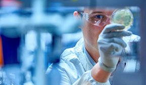 Läkemedelsföretaget Thermo Fisher i Uppsala behöver hög standard för luftkvalitet och driftsäkerhet i sina lokaler. Läkemedelsföretaget Thermo Fisher i Uppsala behöver hög standard för luftkvalitet och driftsäkerhet i sina lokaler.
