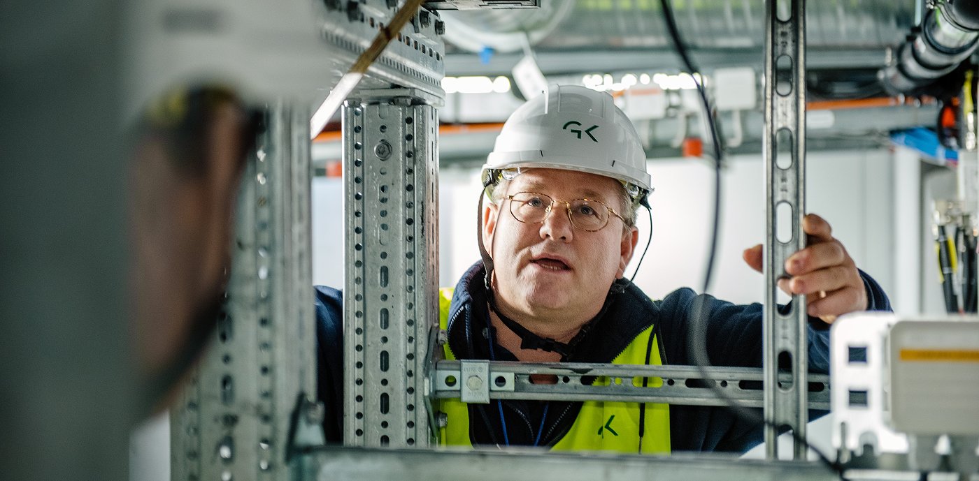 Robert Hansen i teknisk rom Robert Hansen som rørlegger i GK og her er han i et teknisk rom.