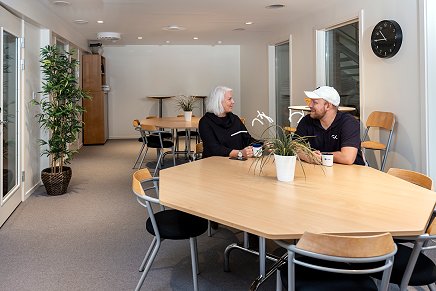 Marie Nilsson och Philip Karlsson i fikarummet på Ystadkontoret.